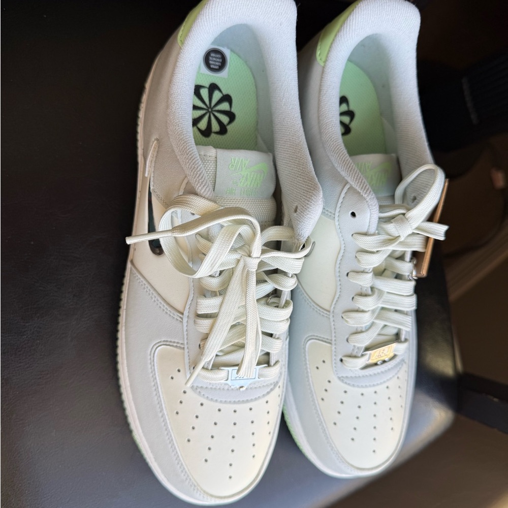 Nike White Low-Top Sneakers with Light Green‎ Insoles - Picture 3 of 9